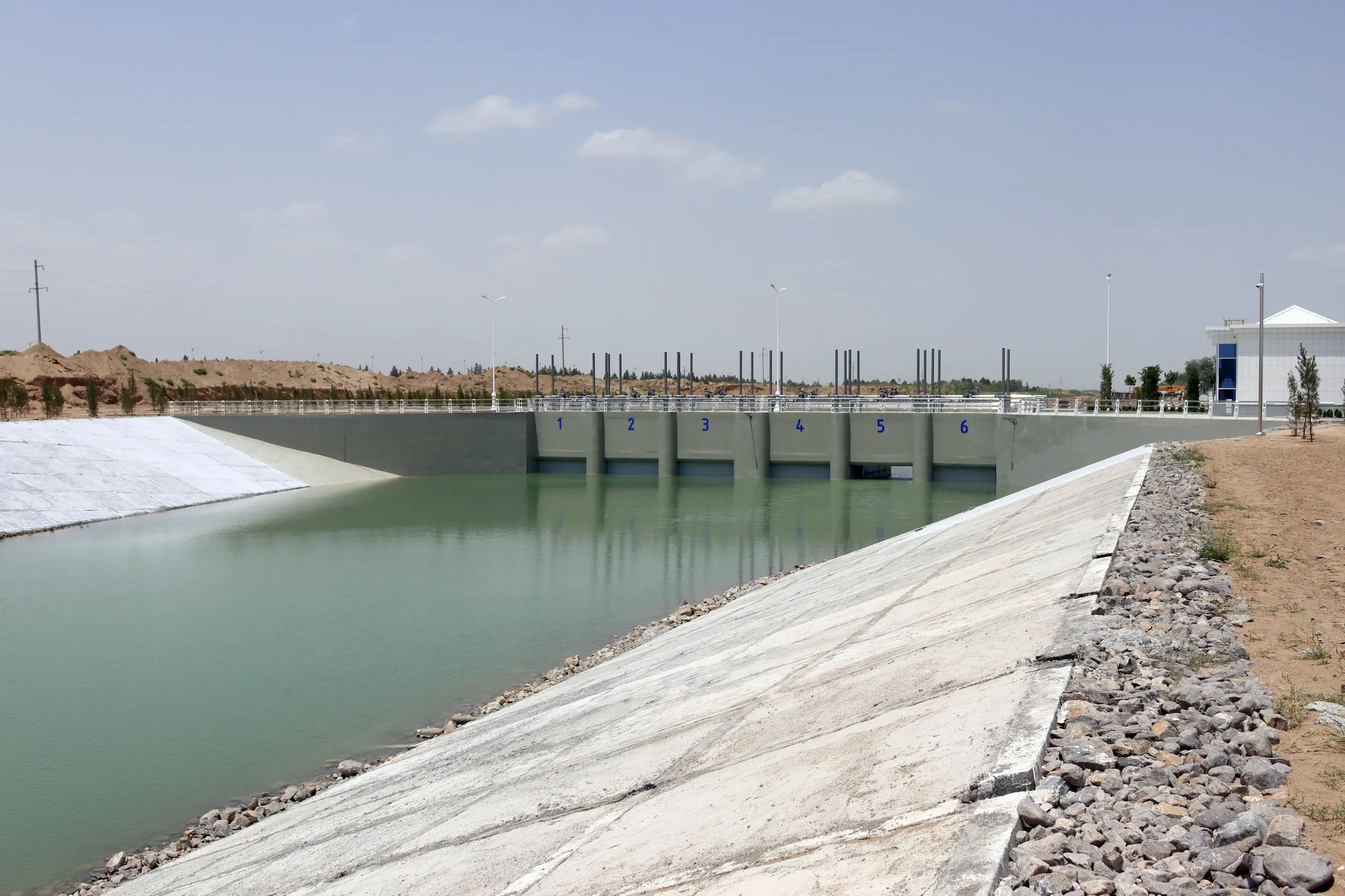 Construction of the regulating hydraulic structure on the Karakum River completed